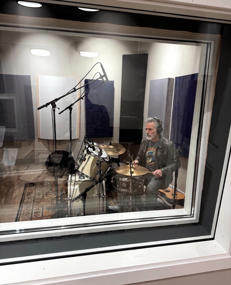 Trommesett satt opp i sidestudio hos Mobula Music