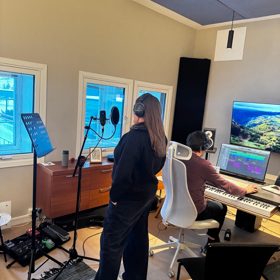 Musikkprodusent og låtskriver samarbeider i studio