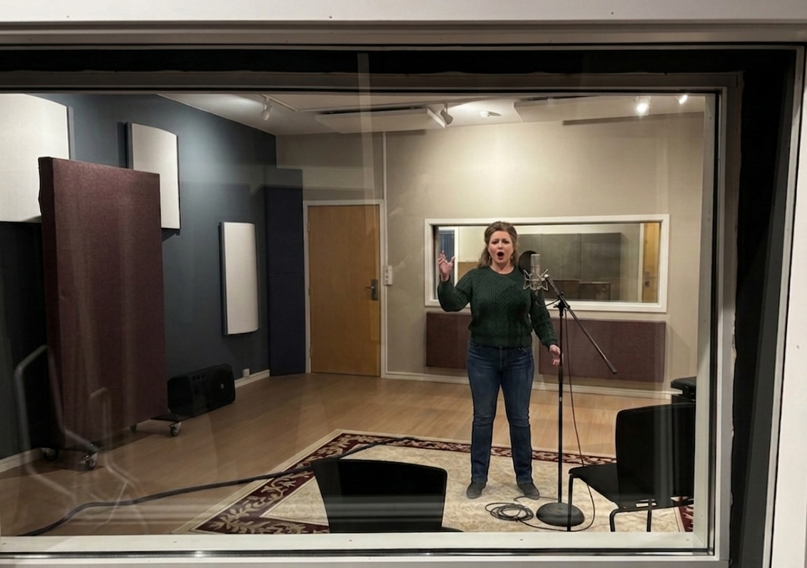 Klassisk vokalist synger i hovedstudio hos Mobula Music