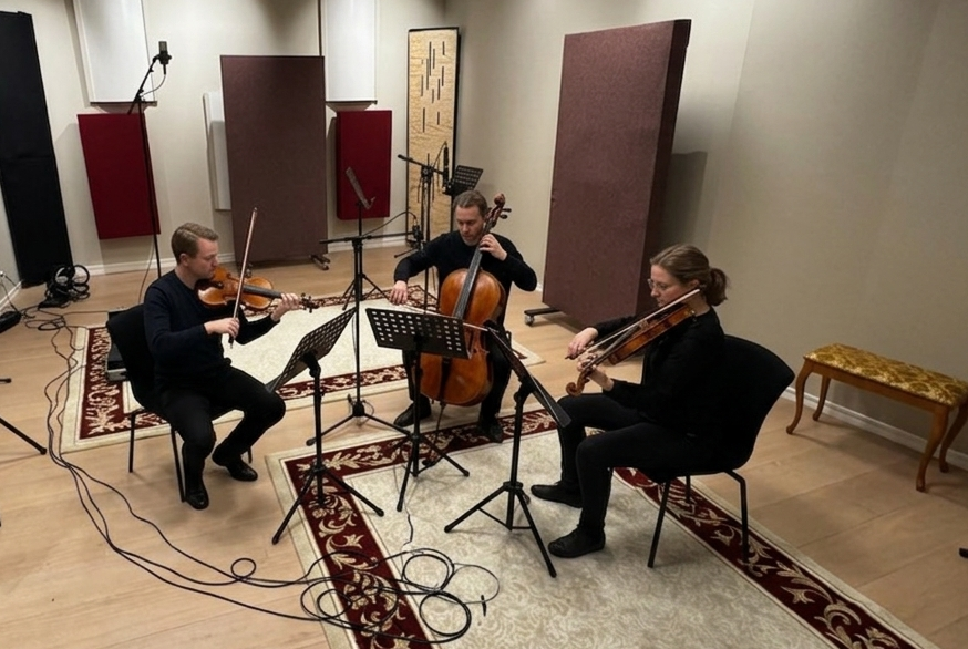 Strykere under innspilling av klassisk musikk i hovedstudio
