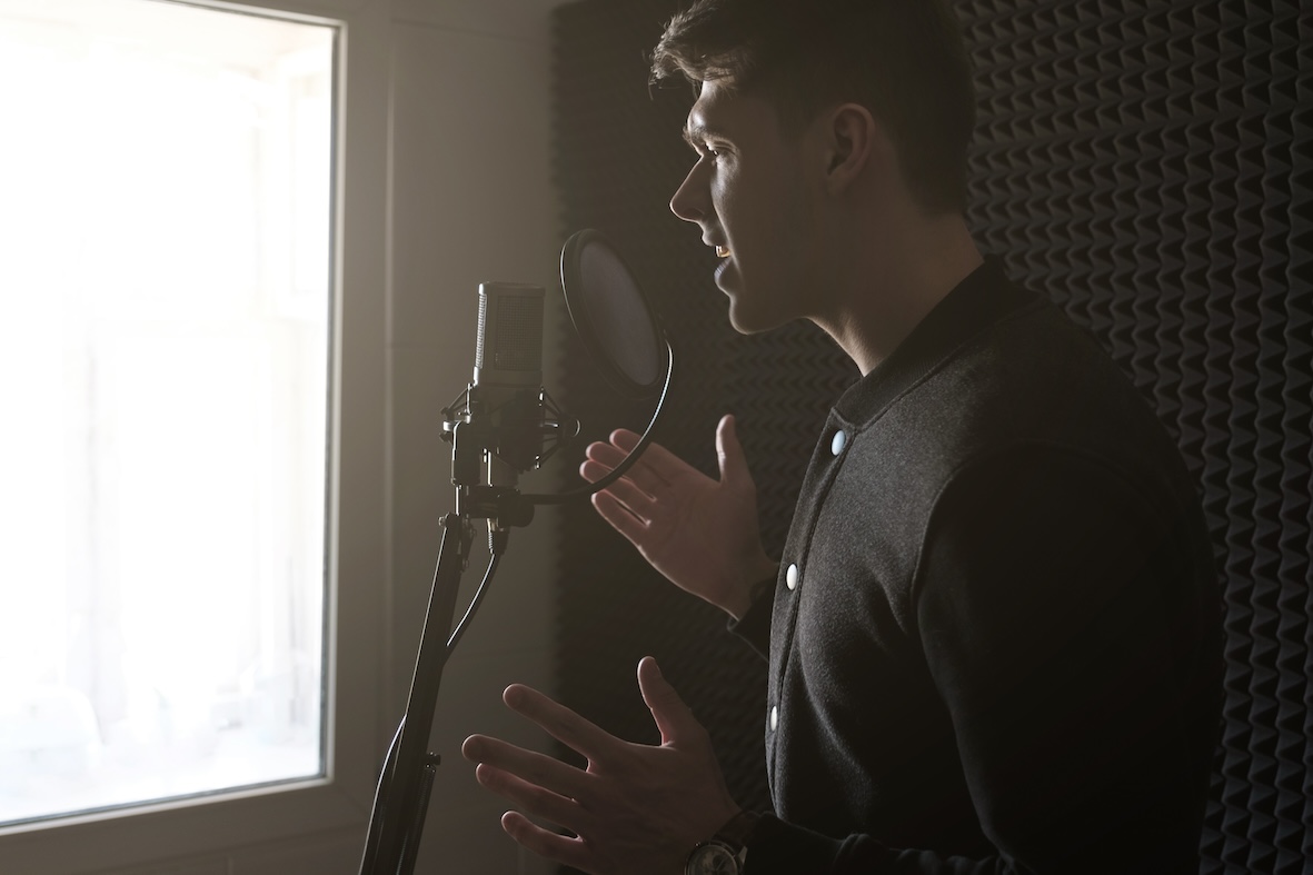 Vokalinnspilling med profesjonell kondensatormikrofon i vokalrom