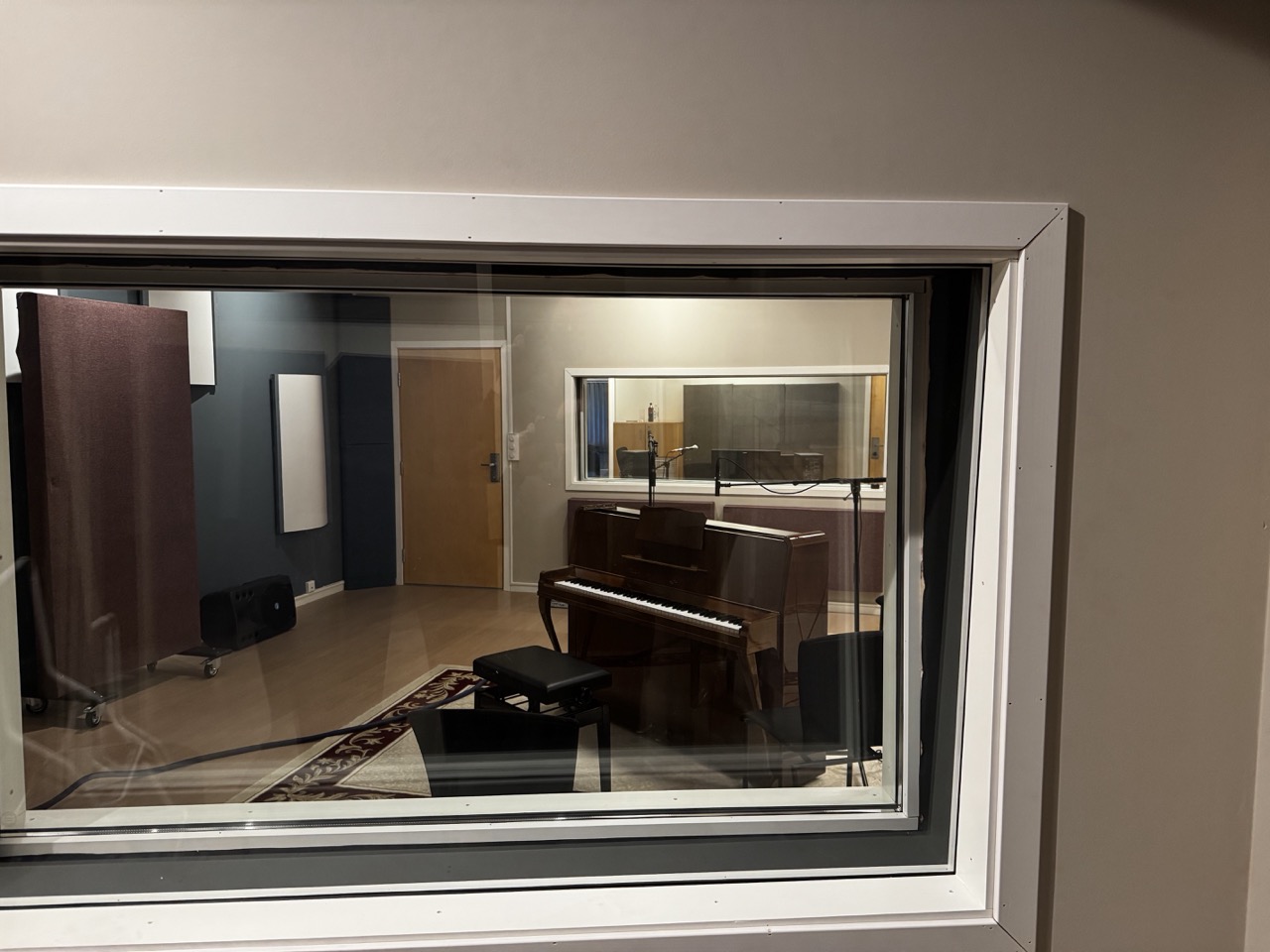 Vokalrom med Neumann-mikrofon hos Mobula Music